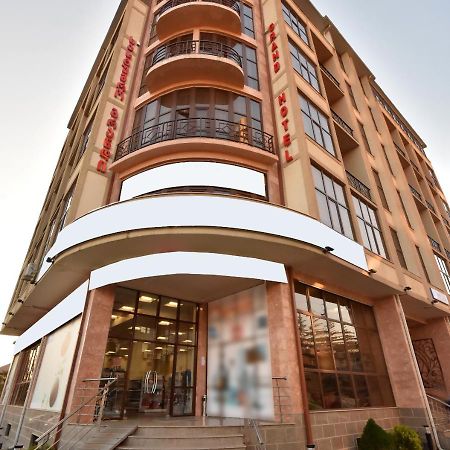 Hotel Grand Zugdidi Buitenkant foto